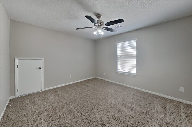 Building Photo - 19034 Village Maple Ct