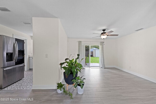 Building Photo - 1066 El Camino Dr