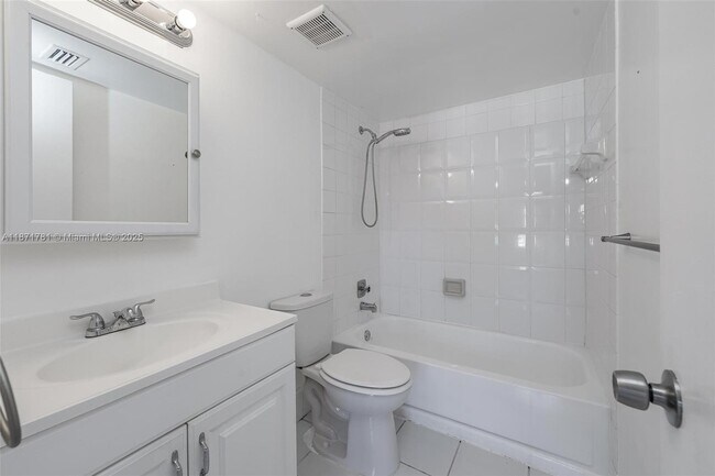 Building Photo - 1033 Twin Lakes Dr