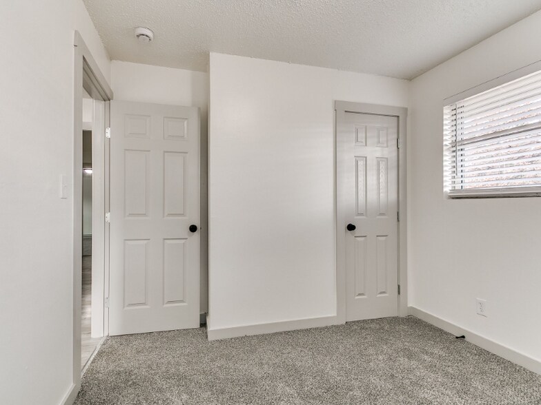 Building Photo - 1112 N Norman Ave