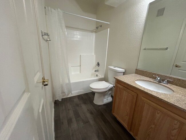 Building Photo - GREAT 2 BEDROOM CONDO IN NORTHWEST GATED C...