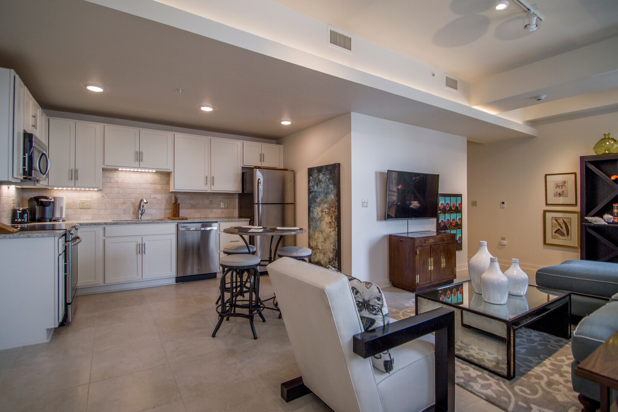 Building Photo - 221 W 2nd St