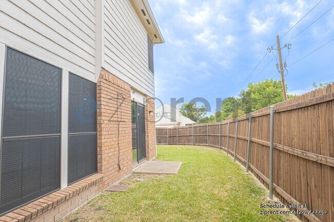 Building Photo - 1929 Pinecrest Dr