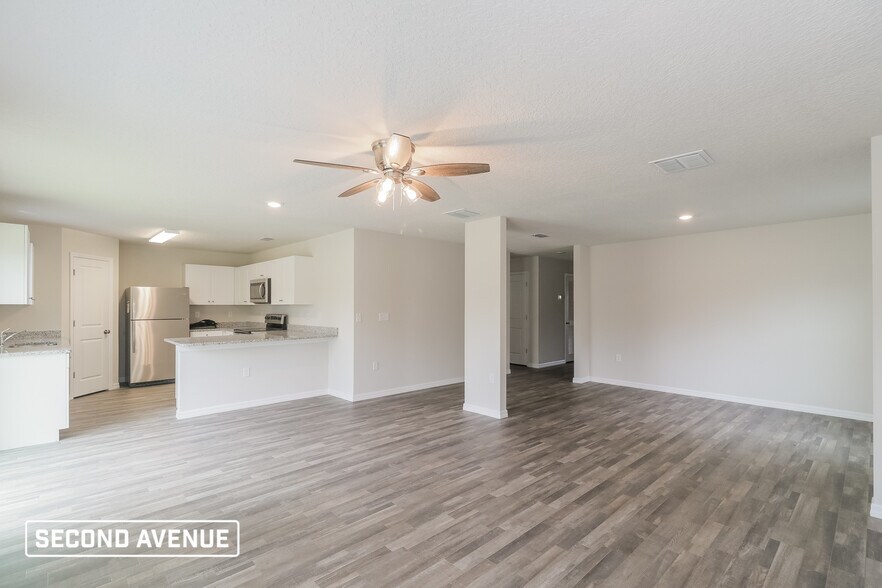 Building Photo - 6690 N Roland Dr