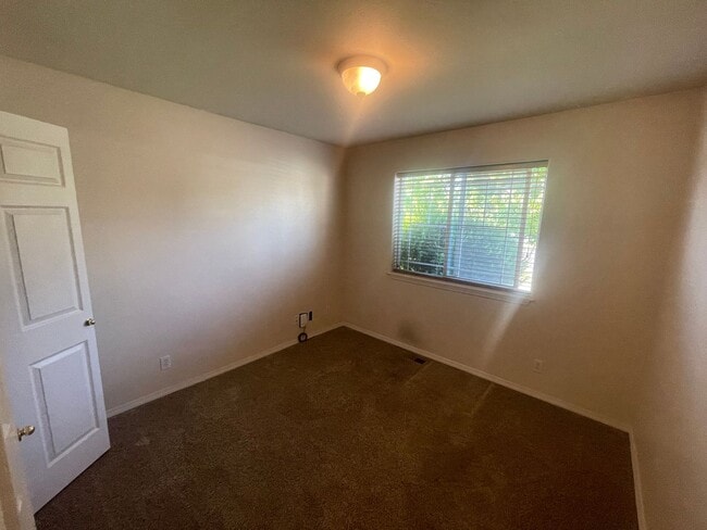 Building Photo - Sunshine Meadow 3 Bed/2 Bath Rancher