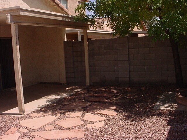 Building Photo - Fantastic home in gated Brenna Park.