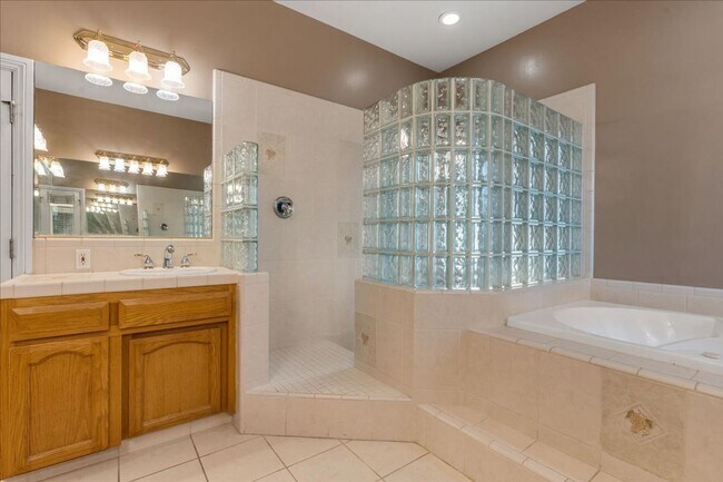 Building Photo - West Bakersfield Custom Home for Rent Available Now!