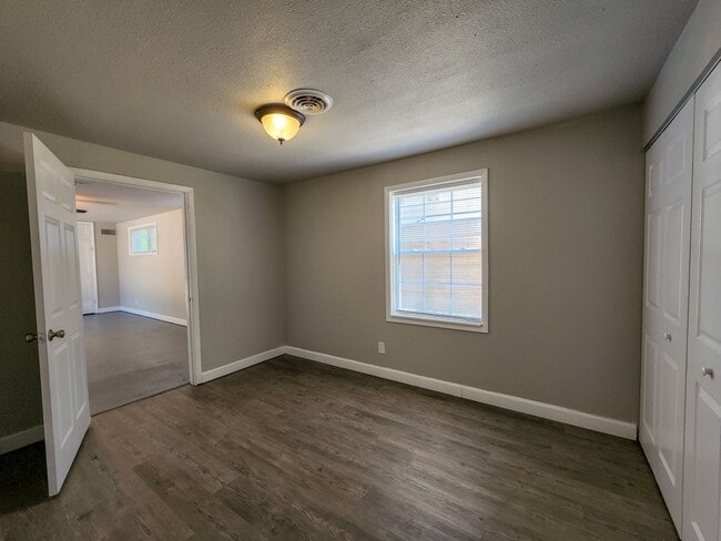 Building Photo - 3 Bedroom 2 Bath brick home in Shawnee