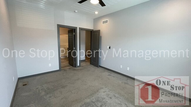 Building Photo - 3 Bedroom, 2.5 Bath Modern Townhome in Nor...
