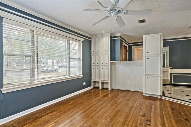 Building Photo - 4810 Saxon St