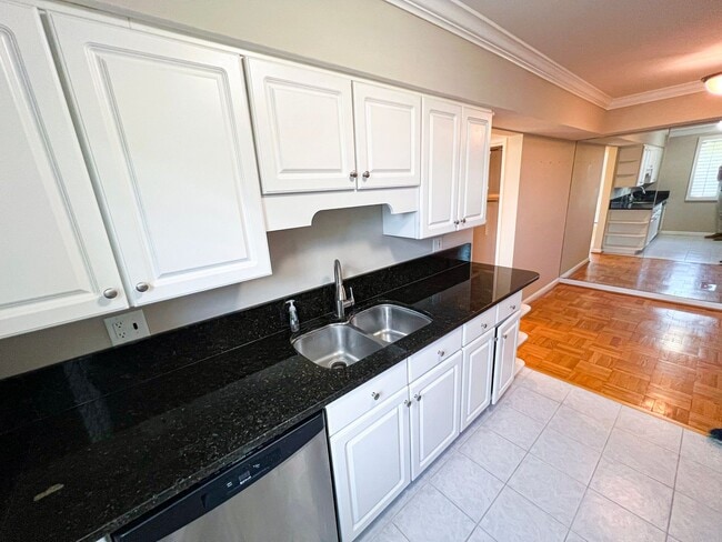 Building Photo - Sun-filled 1 Bed 1 Bath Condo With Garage Parking In The Heart Of Ballston - Water Included