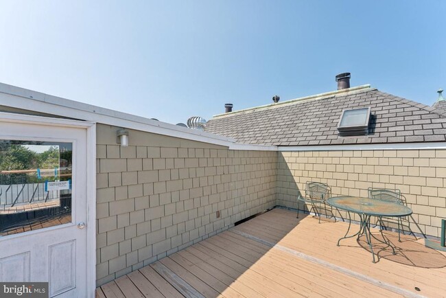 Building Photo - 902 D St SE