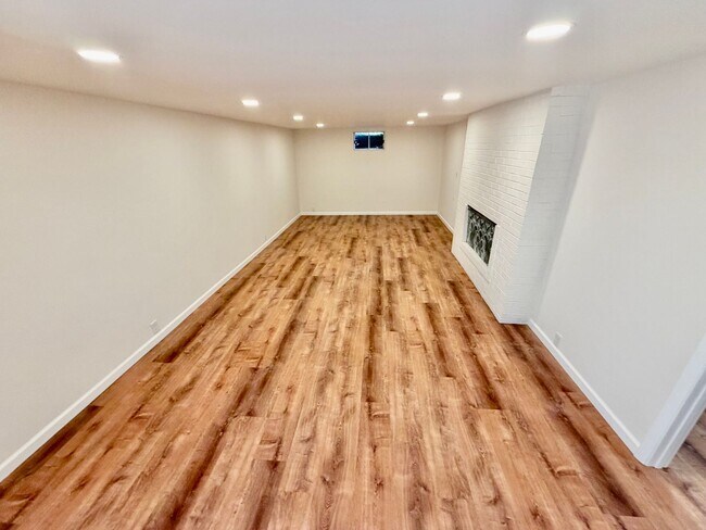 Building Photo - Spacious, Remodeled 5bd/3bath Cherry Park Home with Large Fenced Garden and Finished Basement