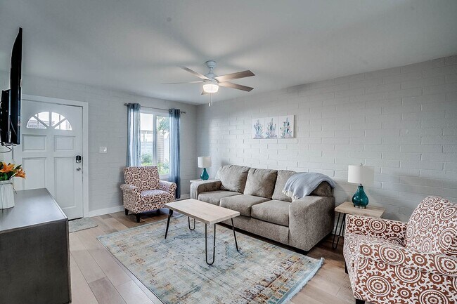 Building Photo - Prime Location - 2-bedroom, 1.5-bath townhome in Central Scottsdale!