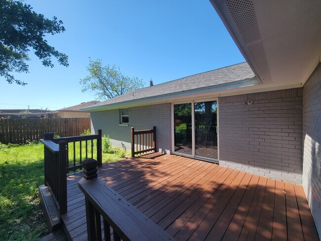 Building Photo - 5427 Heathercrest St