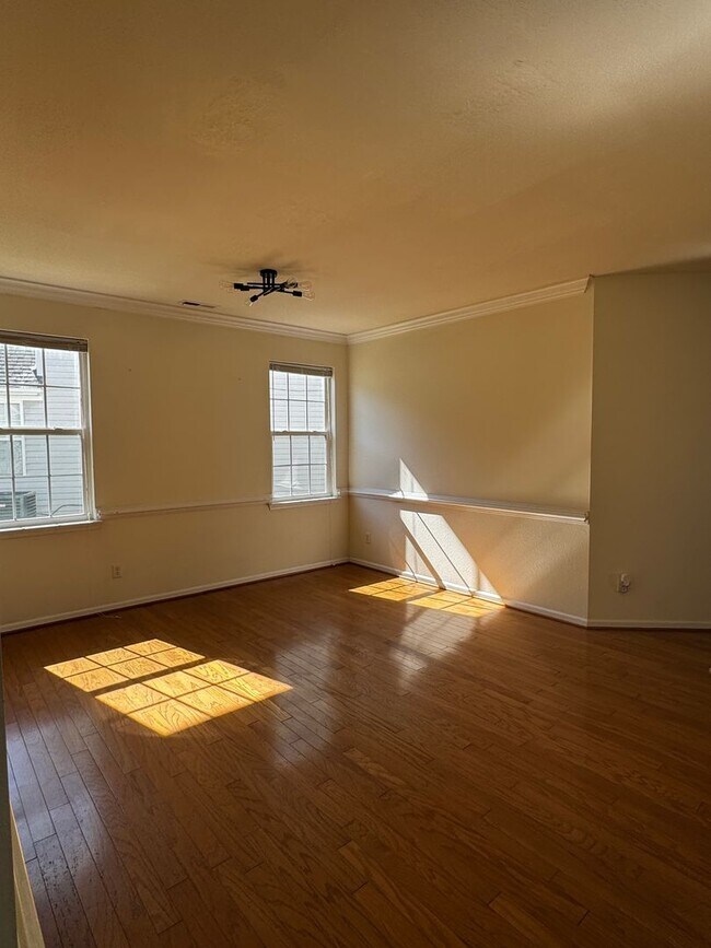 Building Photo - BEAUTIFUL OPEN FLOOR PLAN