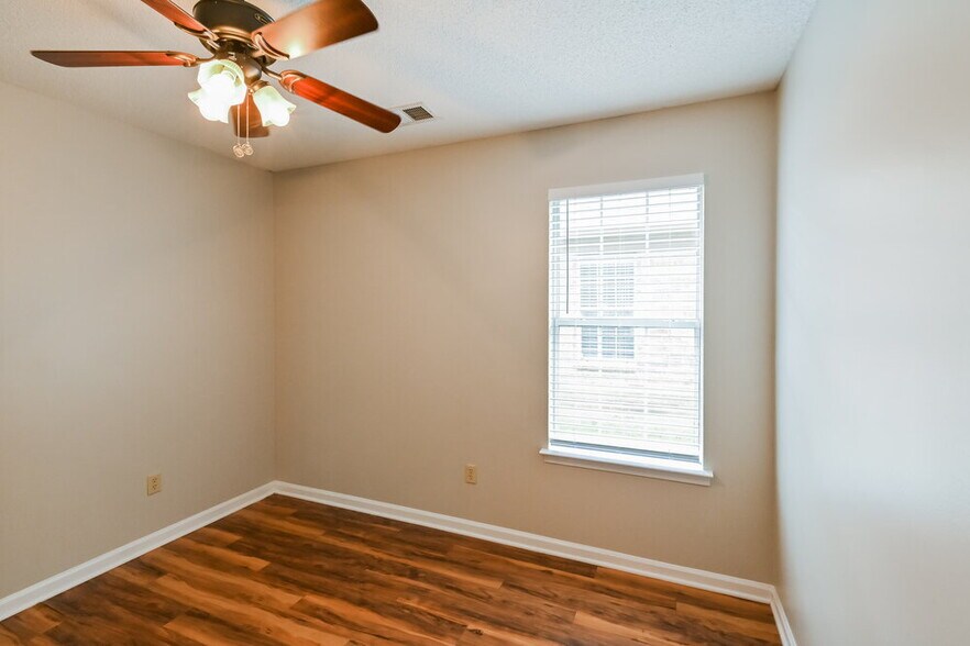 Building Photo - 8262 Regal Bend Dr