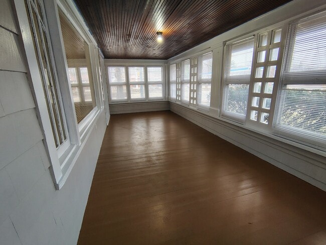 Building Photo - 1295 N Main St