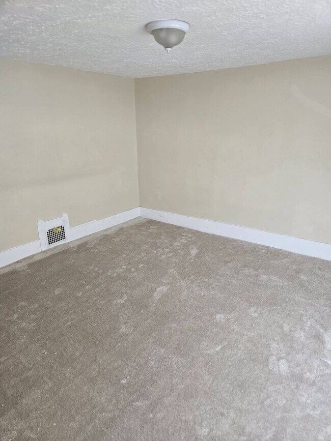 Building Photo - Charming 2-Bedroom Property in Prime Location (Section 8 Vouchers Accepted)