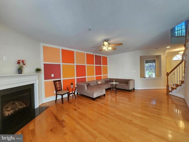 Building Photo - 917 Crestfield Dr