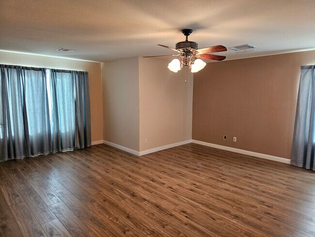 Building Photo - Spacious 5 bd room 2.5 bathroom home