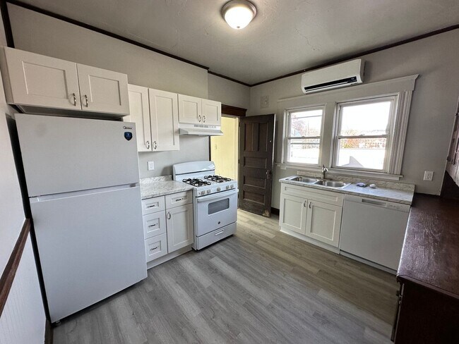 Building Photo - Newly Renovated 2 bedroom/1 bath Apartment!