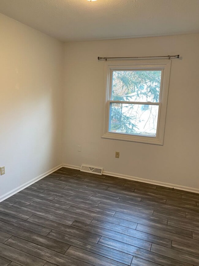 Building Photo - Conveniently located 4 bedroom, 2 bathroom...