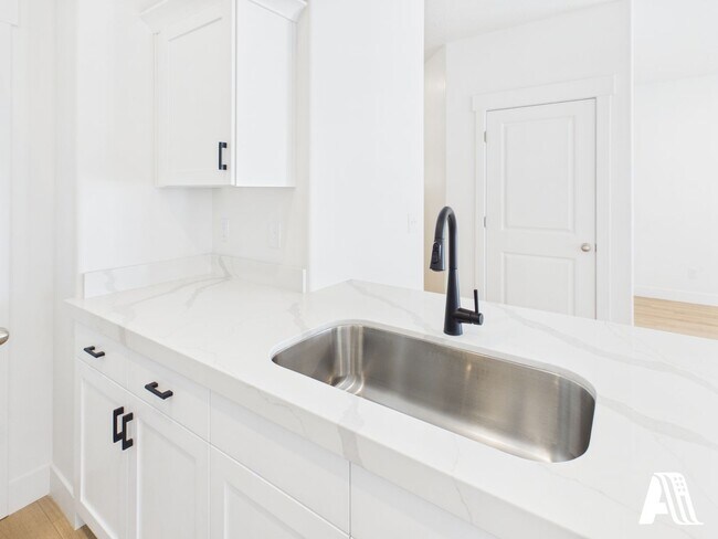Building Photo - 447 E 650 N