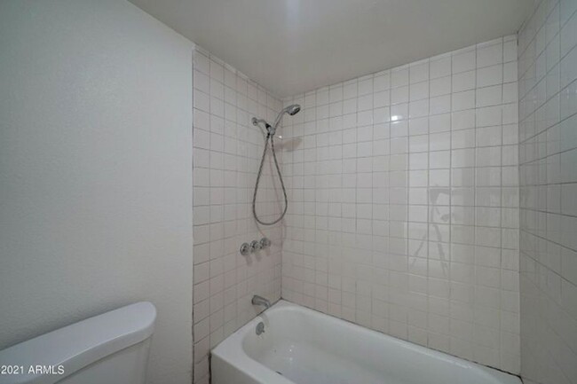 Building Photo - MOVE IN SPECIAL 2/2 Ground Floor Condo in ...