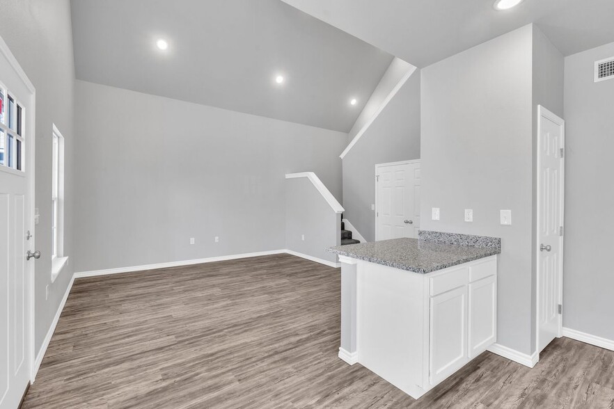 Building Photo - 518 Ranier Dr