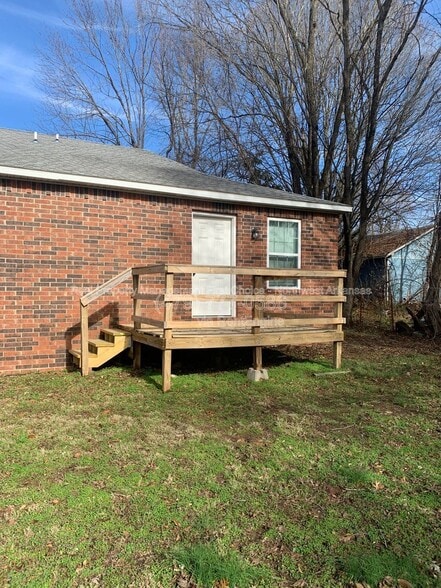 Building Photo - 205 W Parks St