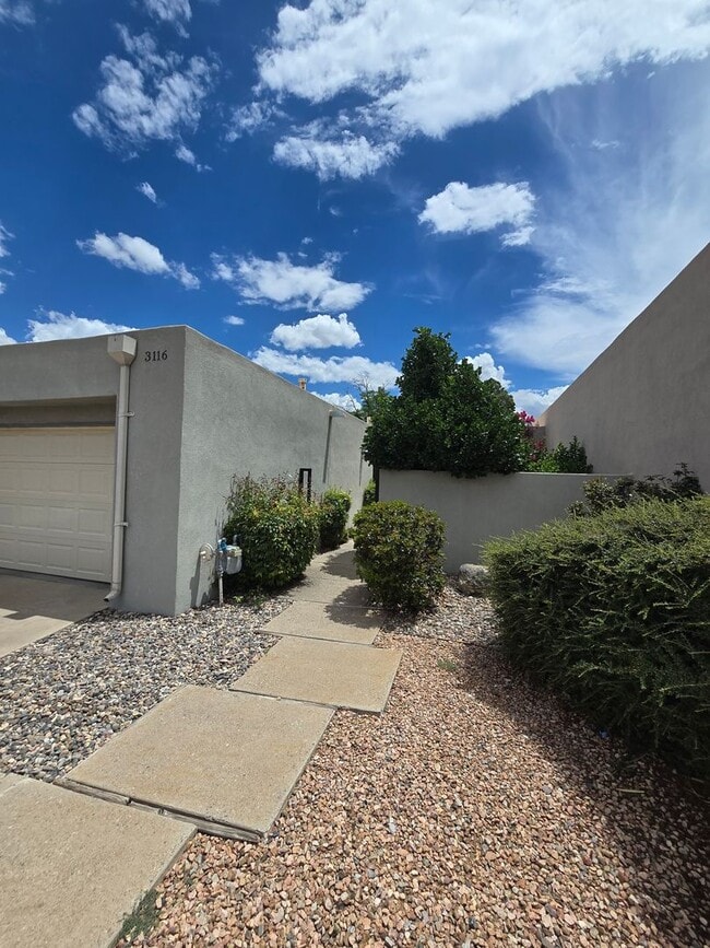Building Photo - 2 bedroom, 2 bath in NE