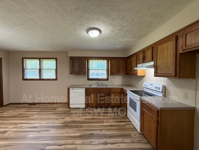 Building Photo - 103 S Cottonwood Ave