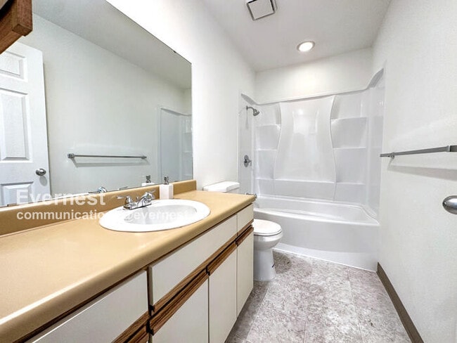 Building Photo - 1594 Bradley Dr