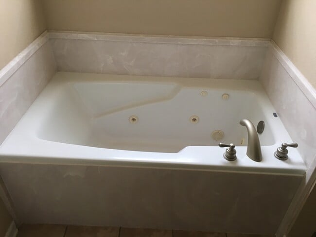 Building Photo - 2404 Lancashire Ln