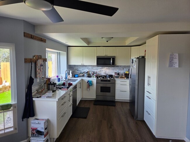 Building Photo - Large 3 bedroom home in quiet neighborhood cul-de-sac with amazing views