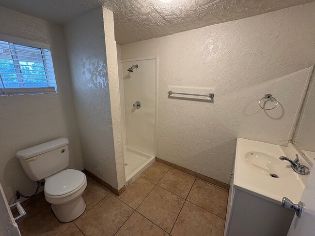 Building Photo - Charming NW Visalia Home Available Now!