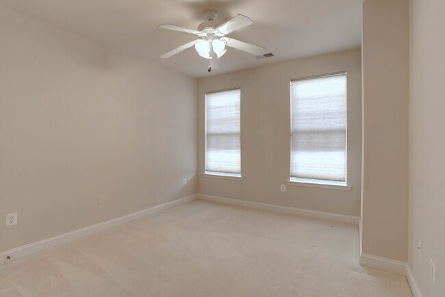 Building Photo - 2BD/2BA Fabulous River Hill Condo