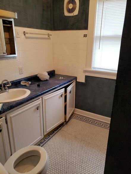 Building Photo - 1833 E 9th St