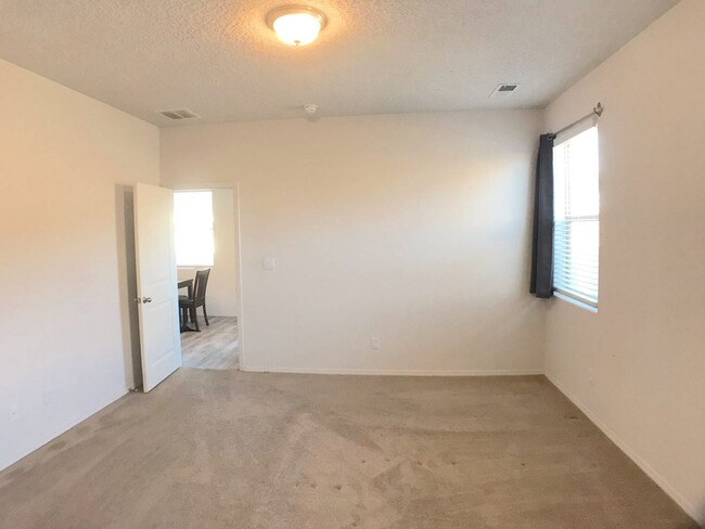 Building Photo - Spacious 4 Bedroom Los Lunas Home. Open la...