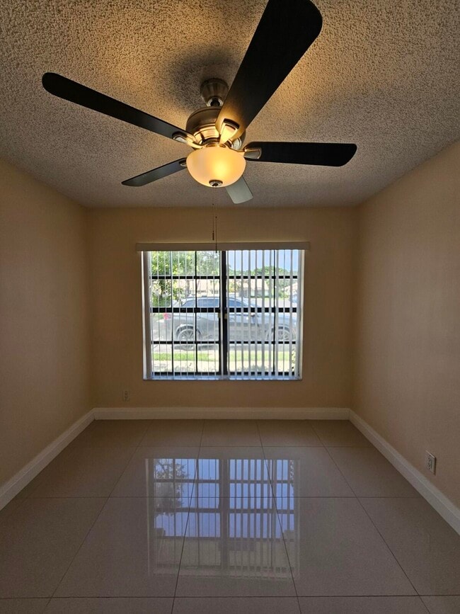 Building Photo - 480 Hardwood Pl
