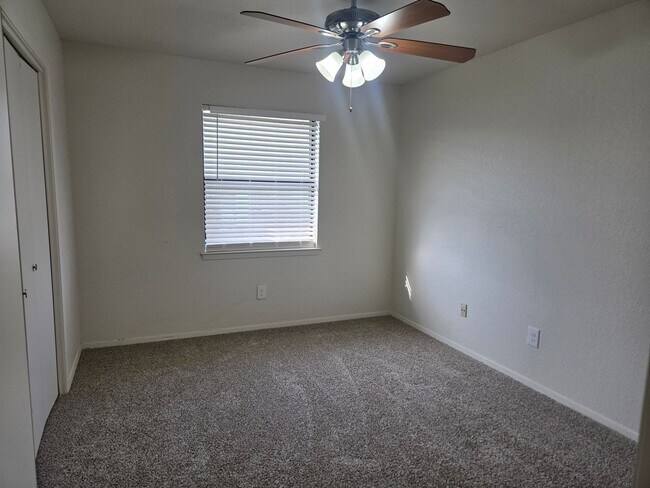 Building Photo - Affordable & Charming 2/1 Move in NOW!!!