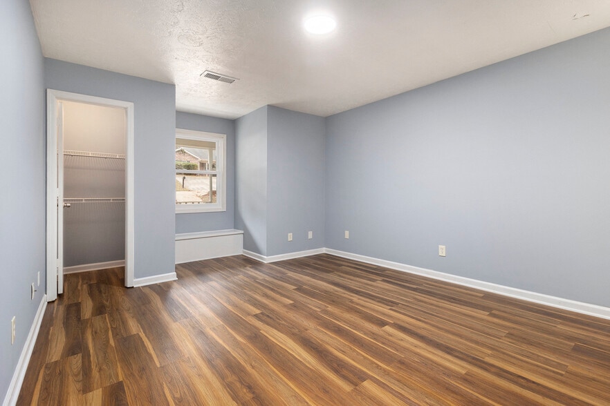 Building Photo - 1117 Summer Brook Rd