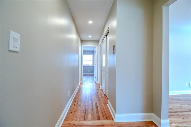 Building Photo - 121 E Schantz Ave