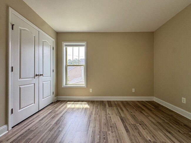 Building Photo - Gorgeous 4 Bed 2.5 Bath Home in West Gate