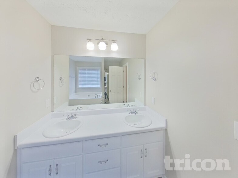 Building Photo - 1504 Riverglen Dr