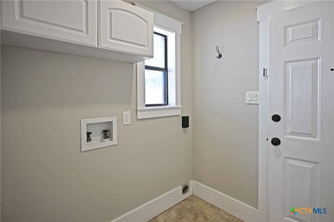 Building Photo - 953 River Bank