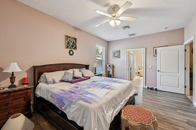 Building Photo - 3044 SW Savona Blvd