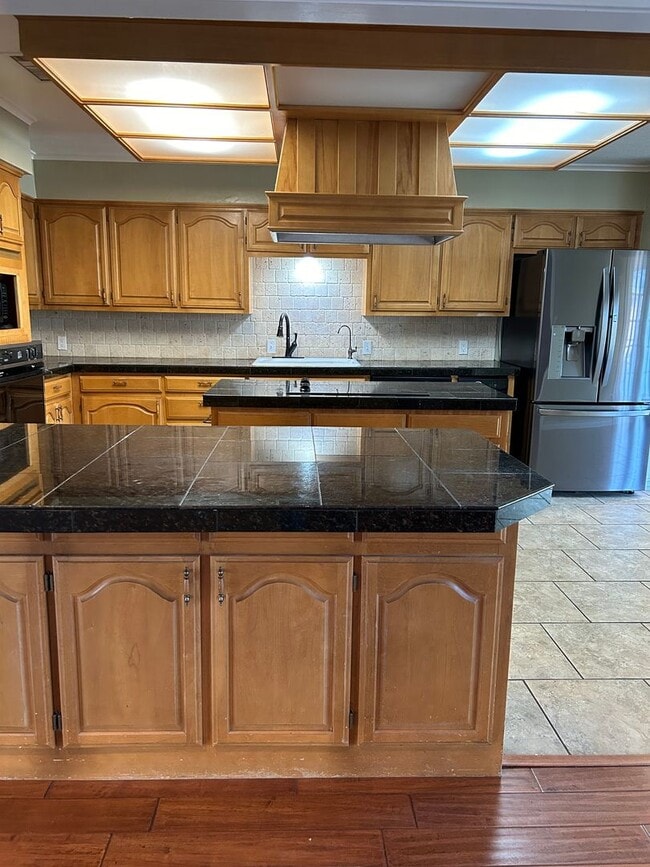 Building Photo - Beautiful Large Family Home!!!