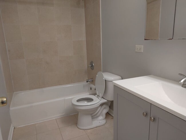 Building Photo - Fully Updated 2 Bed, 2 Bath Residence